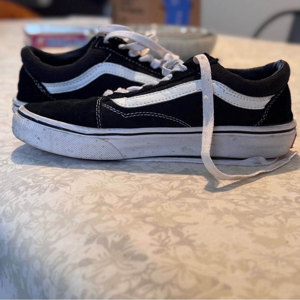 Vans Old Skool Low Top Sneakers – Black & White – Women’s 6 / Men’s 4.5 (EU 36)